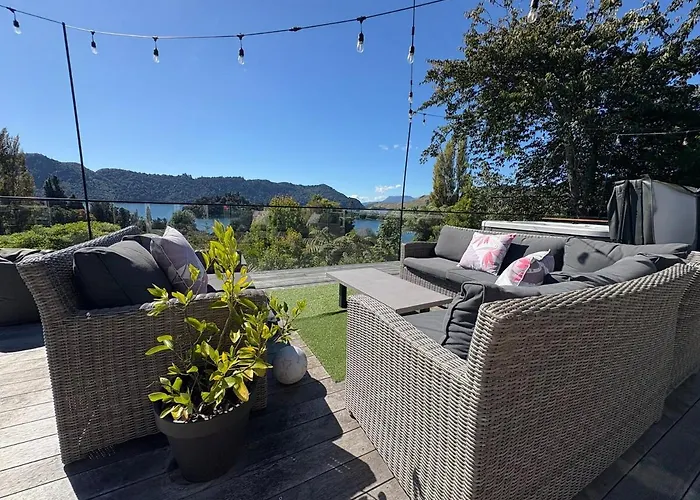 Stylish Lake Okareka Retreat Views, Spa In Rotorua